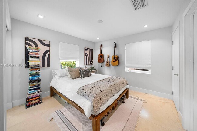 Building Photo - 775 W 49th St