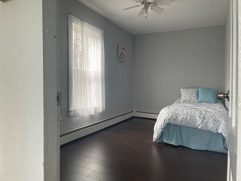 Building Photo - 27 Snell St