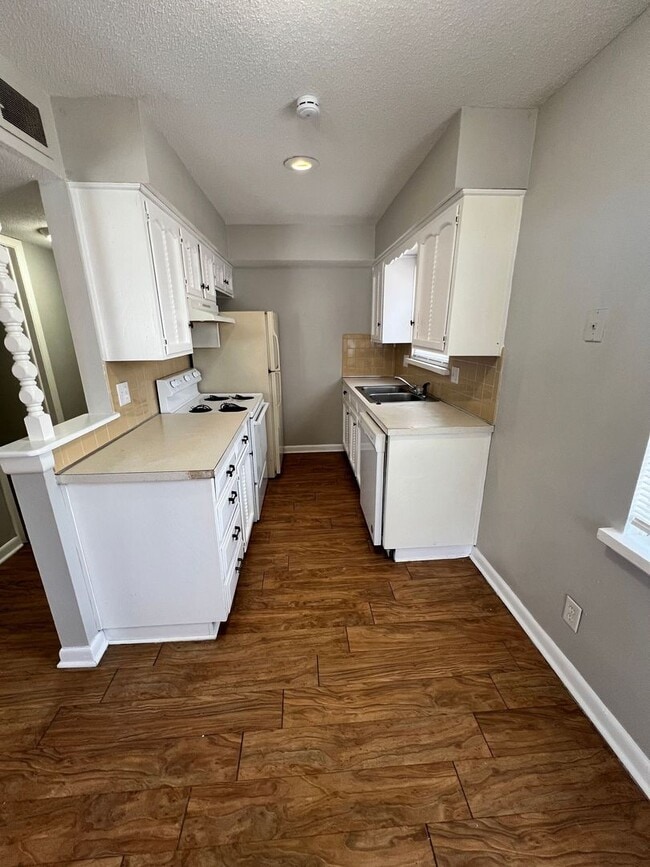 Building Photo - 2-Bed, 1-Bath Apartment with Garage Parking!