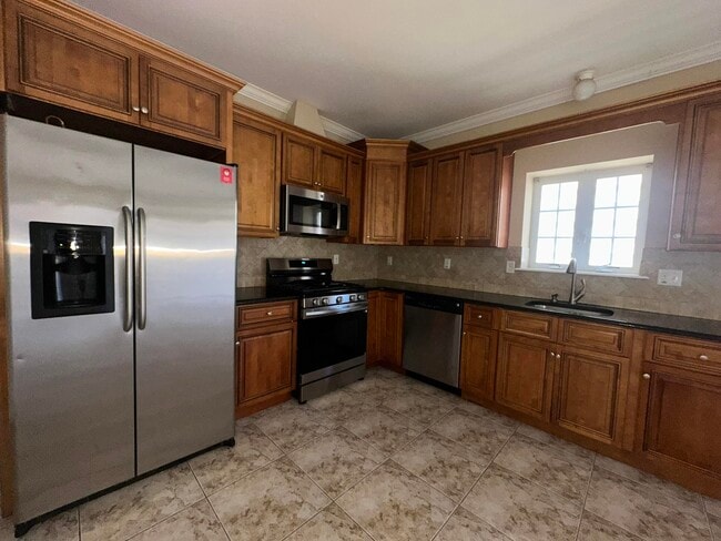 Building Photo - 272 St Pauls Ave