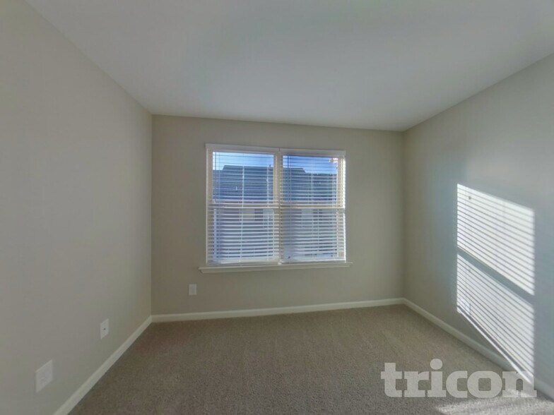 Building Photo - 4009 Commons Dr