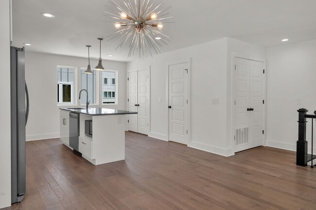 Building Photo - Modern Living In East Nashville!