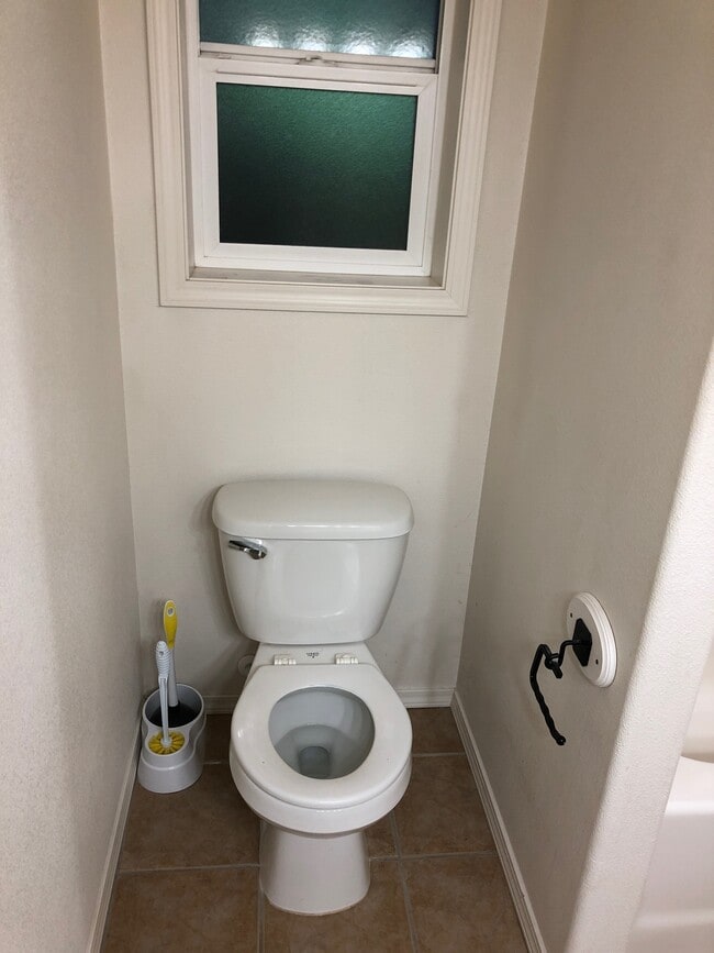 Building Photo - 525 S Glenmoor Dr