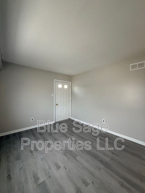 Building Photo - 727 Clifton Ave