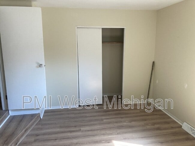 Building Photo - 6059 In the Pines Dr SE