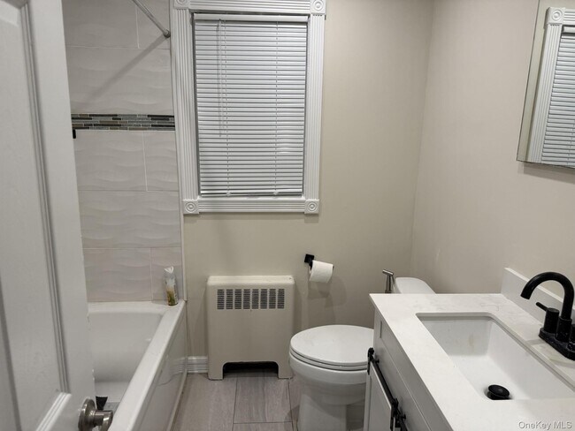 Building Photo - 147 Primrose Dr