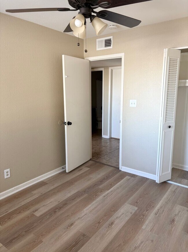 Building Photo - **Excellent 3br/2ba/2garage HOUSE (ELLIOT & DOBSON)** **MOVE-IN SPECIAL 50% OFF MOVE-IN MONTH!!!!**