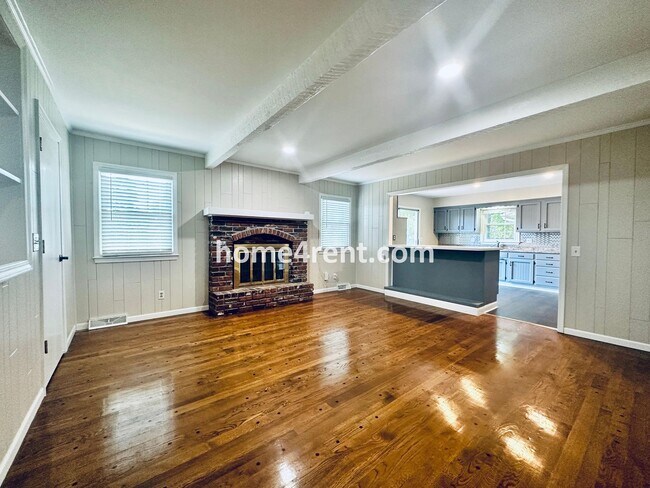 Building Photo - Cozy Ranch Home in Shawnee w/ Plenty of Natural Light, Wood Floors Throughout and an Updated Kitc...