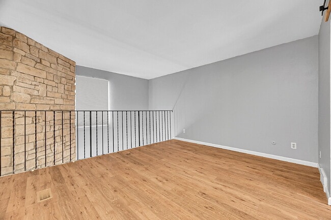 Building Photo - $1,515, 1 bed, 1 bath, located in Lakewood.