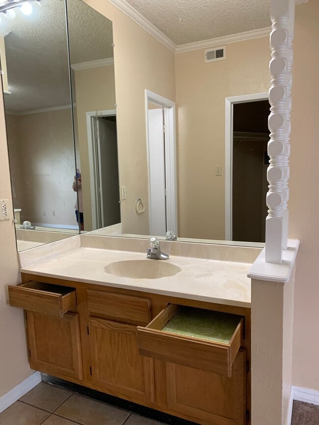 Building Photo - 1028 Mockingbird Ln