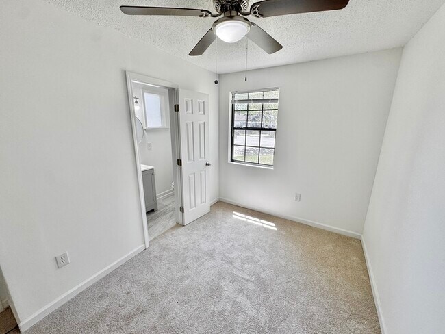 Building Photo - 3922 Pleasant Cove