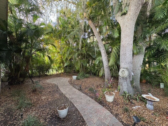 Building Photo - 3/2 with 2 car garage in great Vero Beach location!