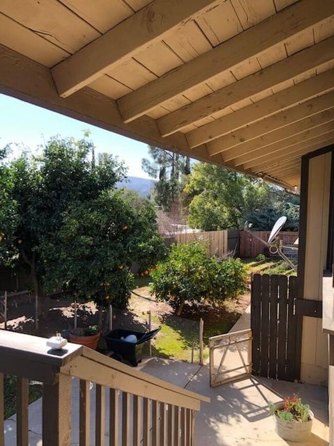 Building Photo - Oak View- Spacious Three Bedroom + Office Space