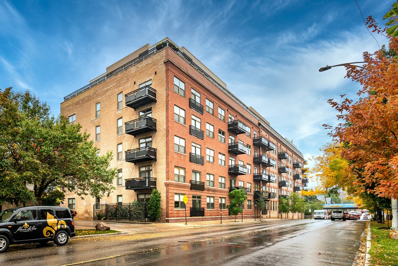 Building Photo - 1735 W Diversey Pky