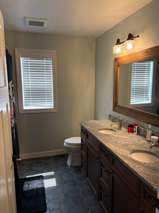 Building Photo - Craftsmen Ct Greenville