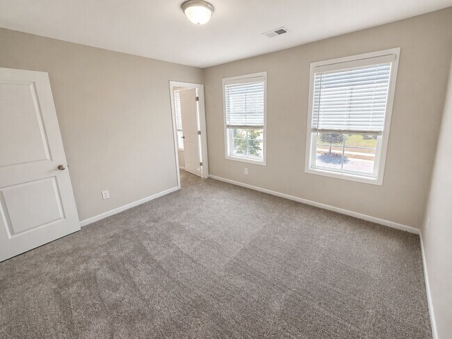 Building Photo - 721 Tanager Ln