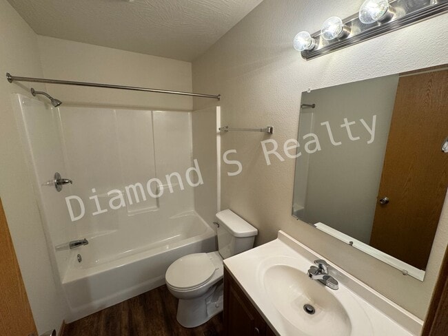 Building Photo - Cute and Clean 3 Bedroom Home Available!