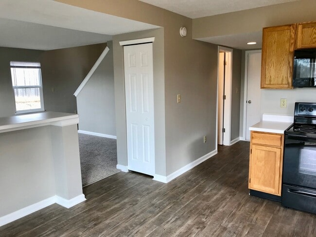 Building Photo - 4 Bedroom 2.5 Bathroom Two Story Brick Front Home in Pike Township!