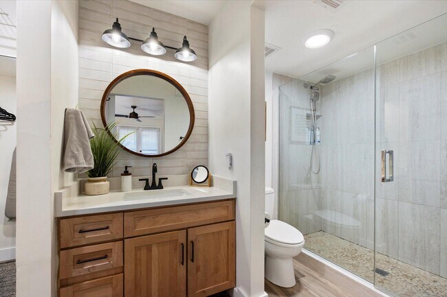 Building Photo - 1820 E Morten Ave