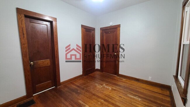 Building Photo - Two Bedroom House | Front Porch | Detached...