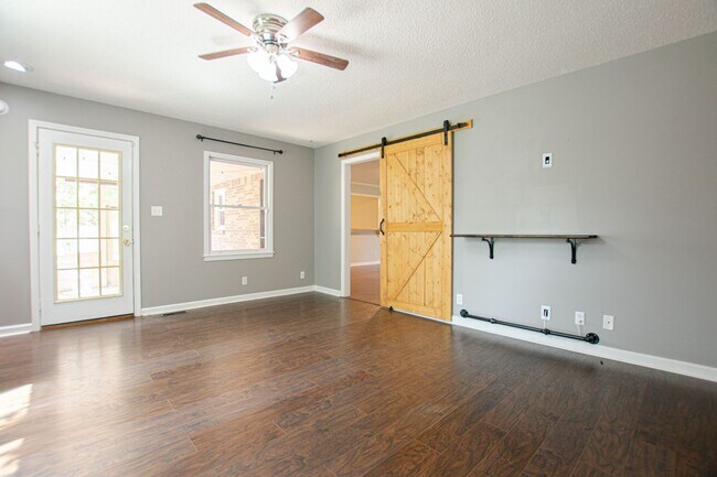 Building Photo - Pet Friendly Three Bedroom!