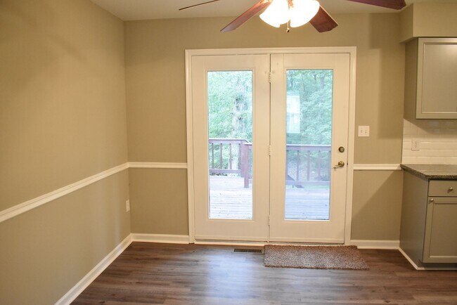 Building Photo - Great Split Foyer In Fredericksburg!