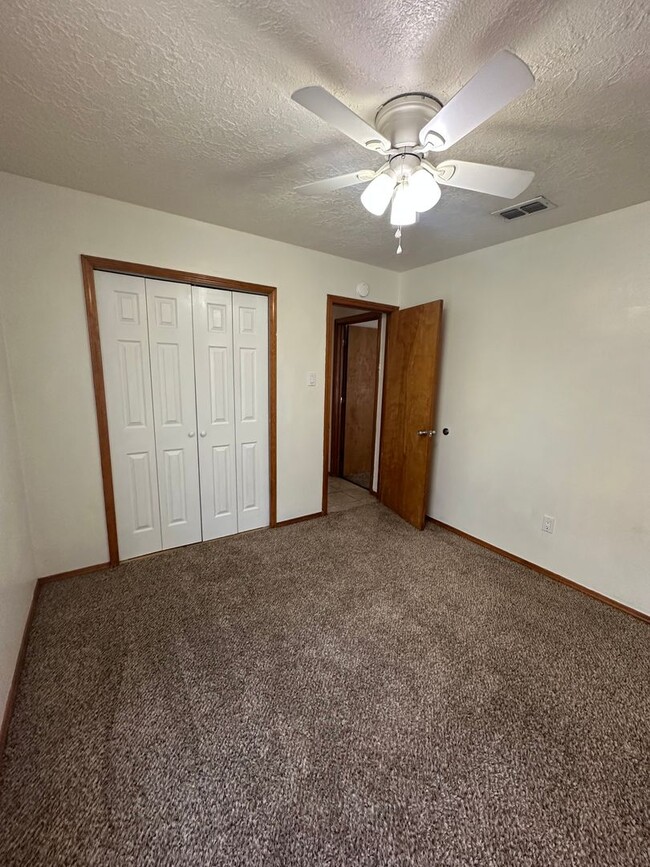 Building Photo - 3 Bedroom 2 Bath Home!