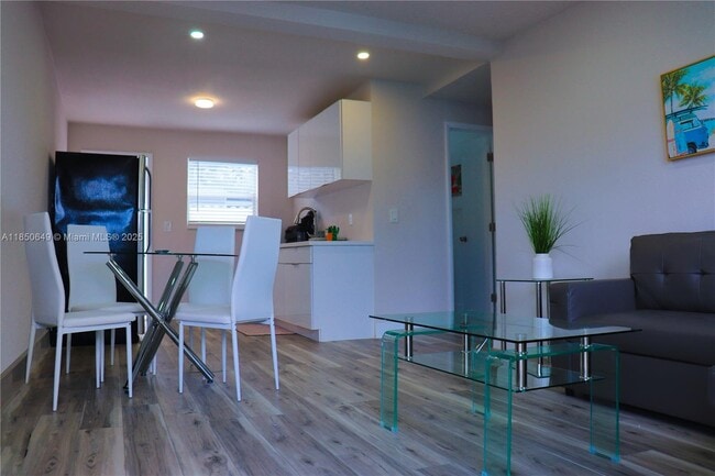 Building Photo - 305 Phippen Waiters Rd