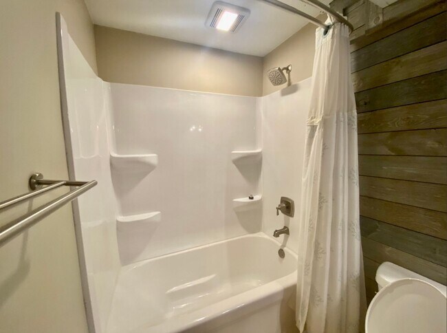 Building Photo - Stunning Bi-Level 3 Bedroom Home in Forest...