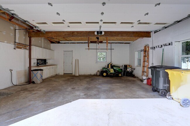 Building Photo - 4 Bedroom 2 Bath Hanover Home w- 2-Car Gar...