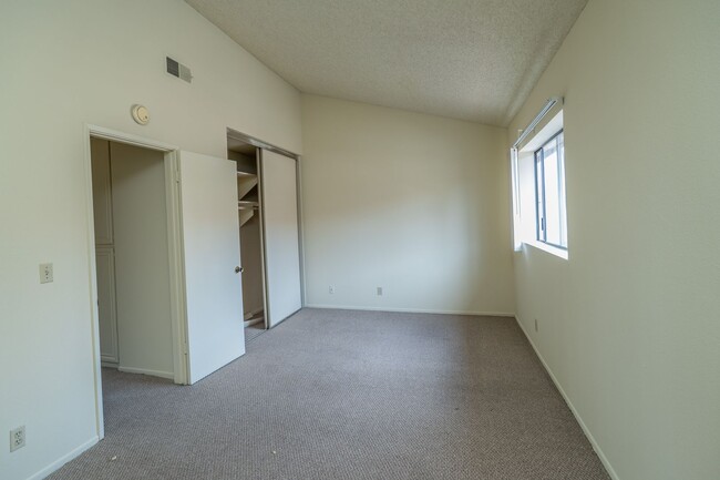Building Photo - 304 S 2nd Ave