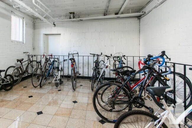 Building Photo - 1 bedroom in Chicago IL 60613