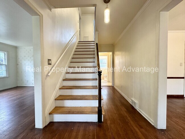 Building Photo - Charming Colonial-Style Home in the Desira...