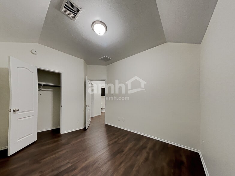 Building Photo - 2550 Riverway Dr