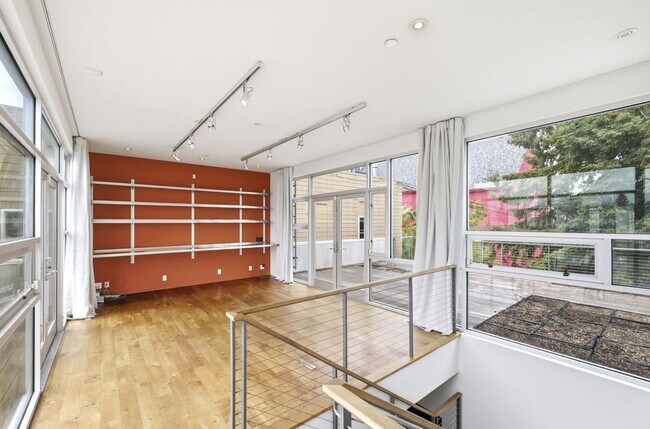Building Photo - 1076 S Van Ness Ave