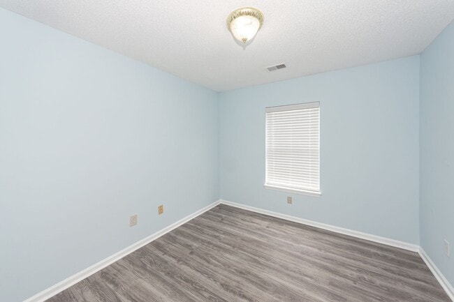 Building Photo - 4 Bedroom, 2 Bathroom Home in Park Hill Pl...