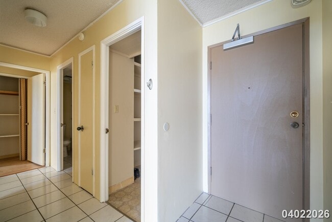 Building Photo - SALT LAKE 2 Bed 2 Bath 1 Parking