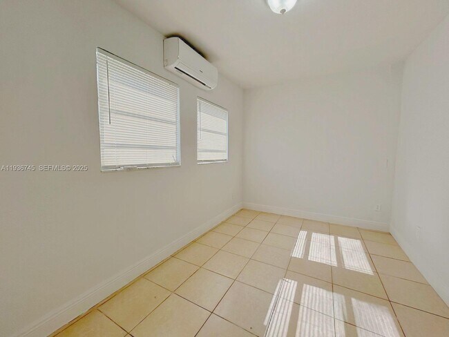 Building Photo - 121 SW 51st Ave