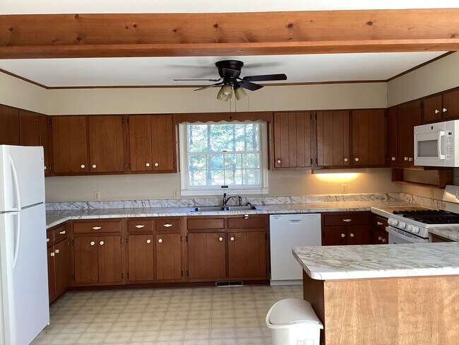 Building Photo - Beautiful Brick Ranch in Desirable Golf Course Community