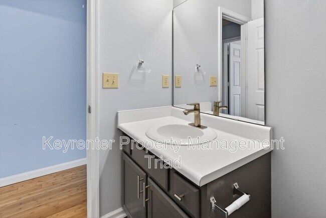 Building Photo - 10 Manor Ridge Ct