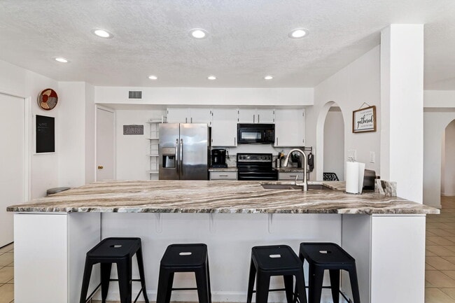 Building Photo - Spacious 5-Bed Scottsdale Home with Pool &...