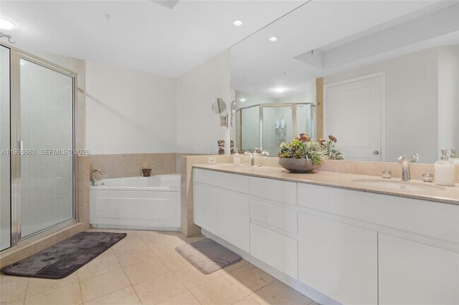 Building Photo - 848 Brickell Key Dr