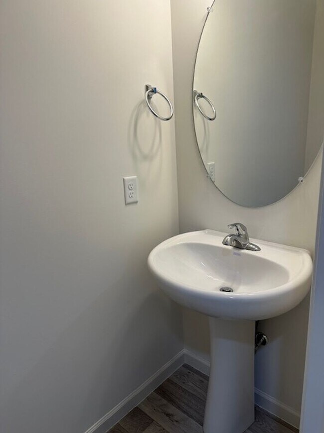 Building Photo - 7867 Oakbrook Dr