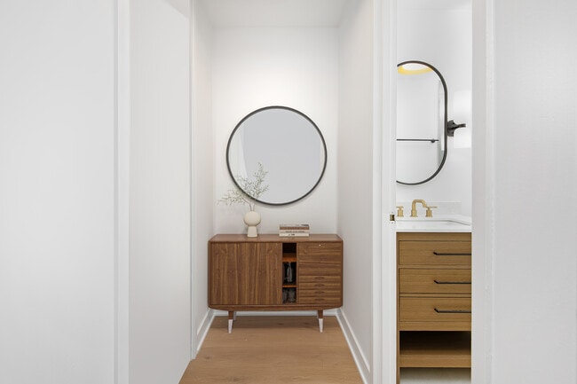 Building Photo - 2650 N Lakeview Ave