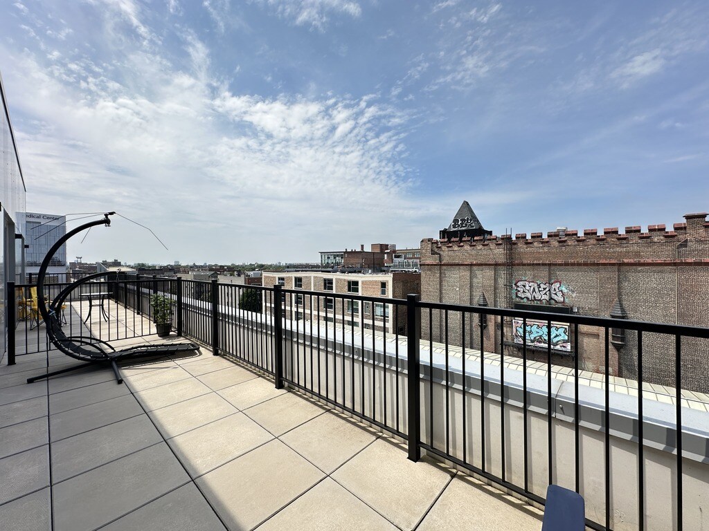 Building Photo - 941 W Belmont Ave