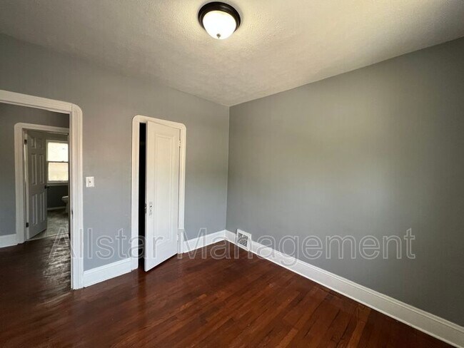 Building Photo - 3255 E 139th St
