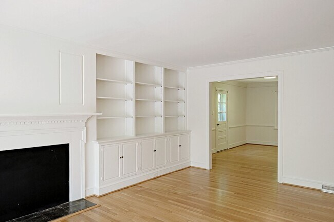 Building Photo - $1,000 Off 1st Month's Rent - Pet-Friendly Near Shops at Stonefield