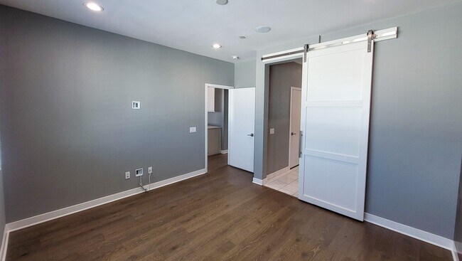 Building Photo - Available! Modern Tri-Level Smart Townhome – Montebello South 1/2 Months FREE