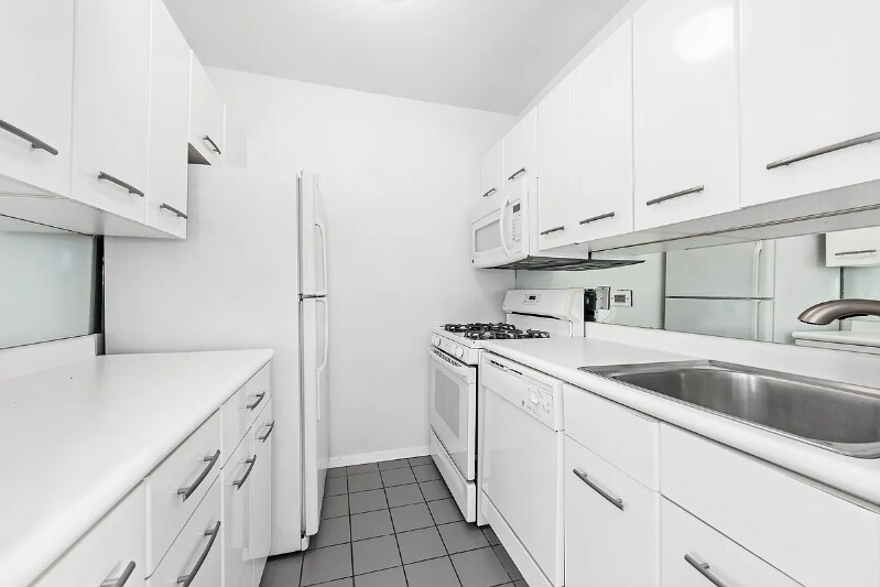 Building Photo - 345 E 80th St