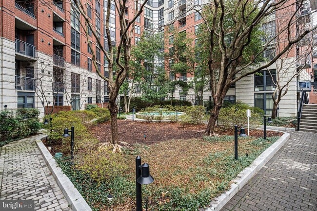 Building Photo - 1021 N Garfield St